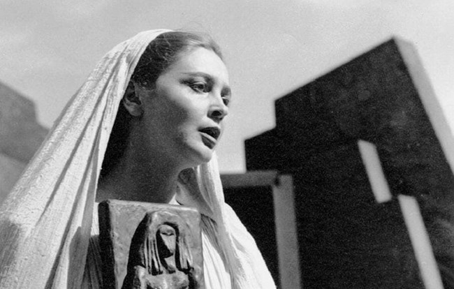 Άννα Συνοδινού: Η σπουδαία κυρία της ελληνικής τραγωδίας που εγκατέλειψε την 16χρονη πολιτική της καριέρα μέσα σε λίγα λεπτά