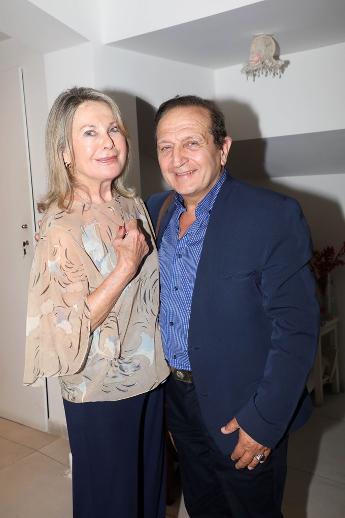 Ελένη Ερήμου: Εντυπωσιάζει με σικ εμφάνιση και ημιδιάφανη μπλούζα στην έξοδό της στο θέατρο