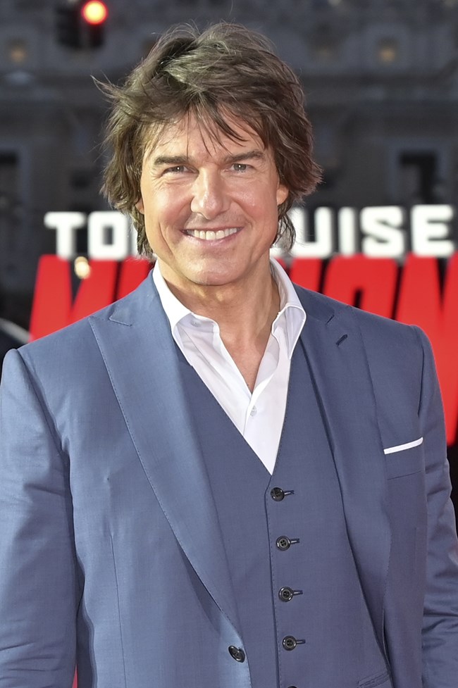 "Είναι καταπληκτική": Ο Τομ Κρουζ ανταποδίδει τα κοπλιμέντα στην Σκάρλετ Γιόχανσον