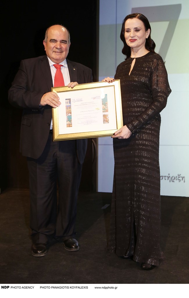 Καρυοφυλλιά Καραμπέτη: Η "Old Hollywood" εμφάνιση με μαύρο maxi φόρεμα