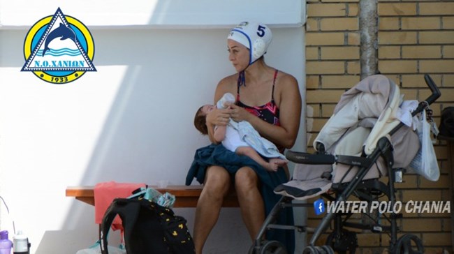 Η αθλήτρια του πόλο που ταΐζει το μωρό της στην πισίνα πριν την προπόνηση, έκανε το πιο τρυφερό post