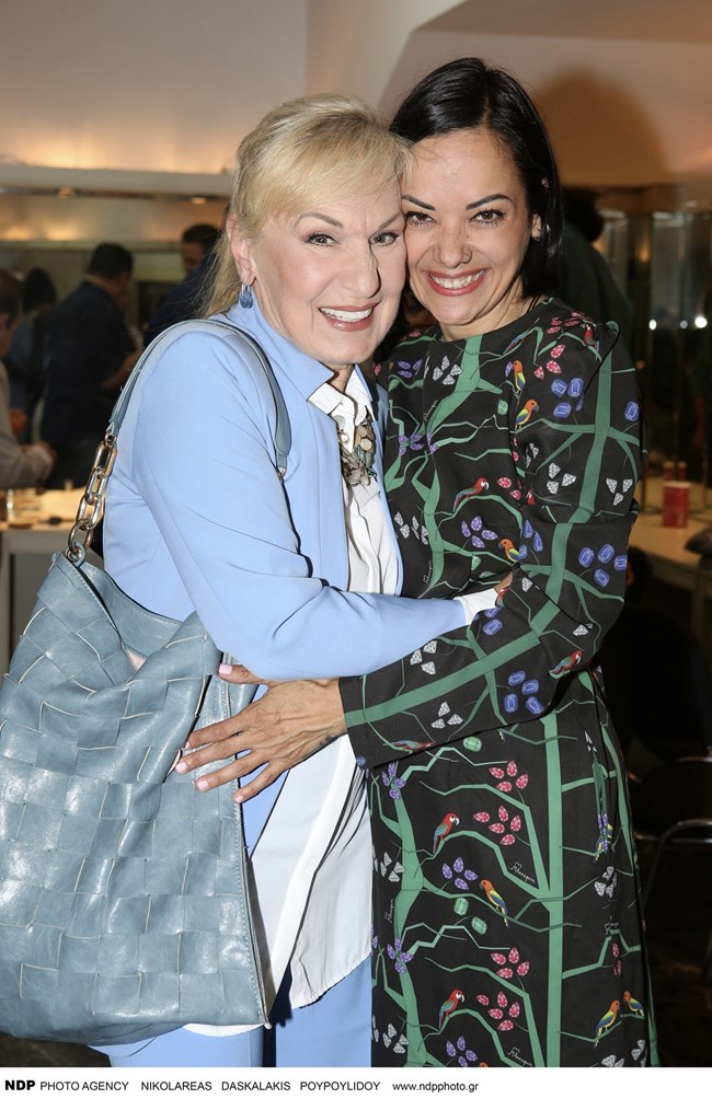 Η αειθαλής Σόφη Ζαννίνου κομψή με γαλάζιο ταγιέρ