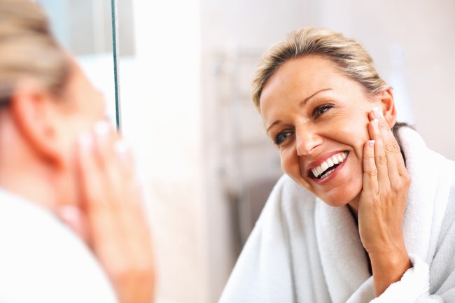 Επιδερμίδα που στεγνώνει: 5 βήματα για να διατηρήσετε ενυδατωμένο το δέρμα σας μετά τα 50
