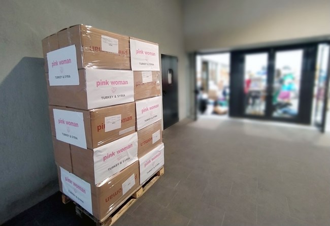 O Όμιλος Intrafashion προσφέρει ρούχα στους σεισμόπληκτους της Τουρκίας και της Συρίας