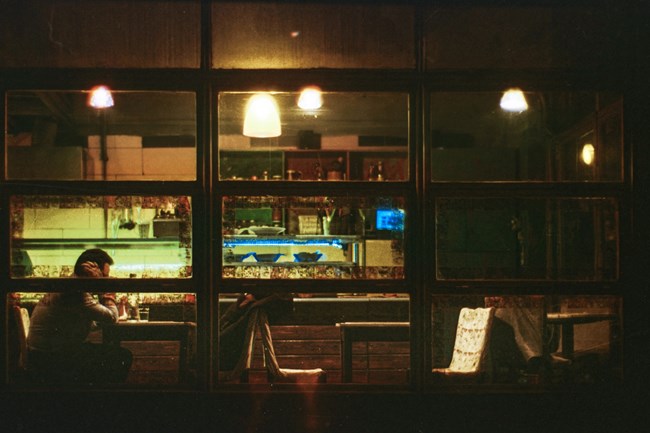 Έκθεση Φωτογραφίας: τα καρέ των "Ομόνοια Λόβερς", της ομάδας που αγαπά την πιο αμφιλεγόμενη πλατεία