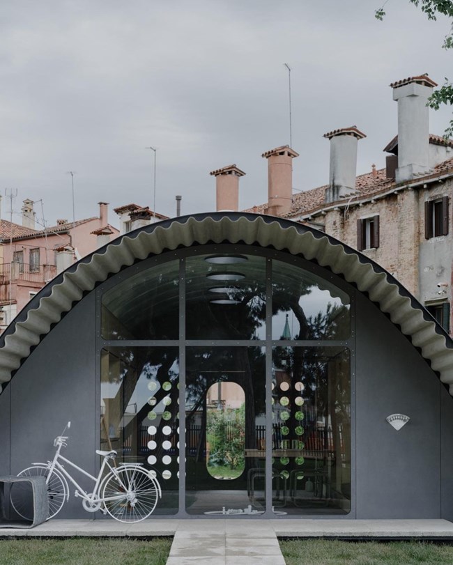 Κατοικία για εκτοπισμένους παρουσίασε στην Μπιενάλε Αρχιτεκτονικής της Βενετίας ο Norman Foster