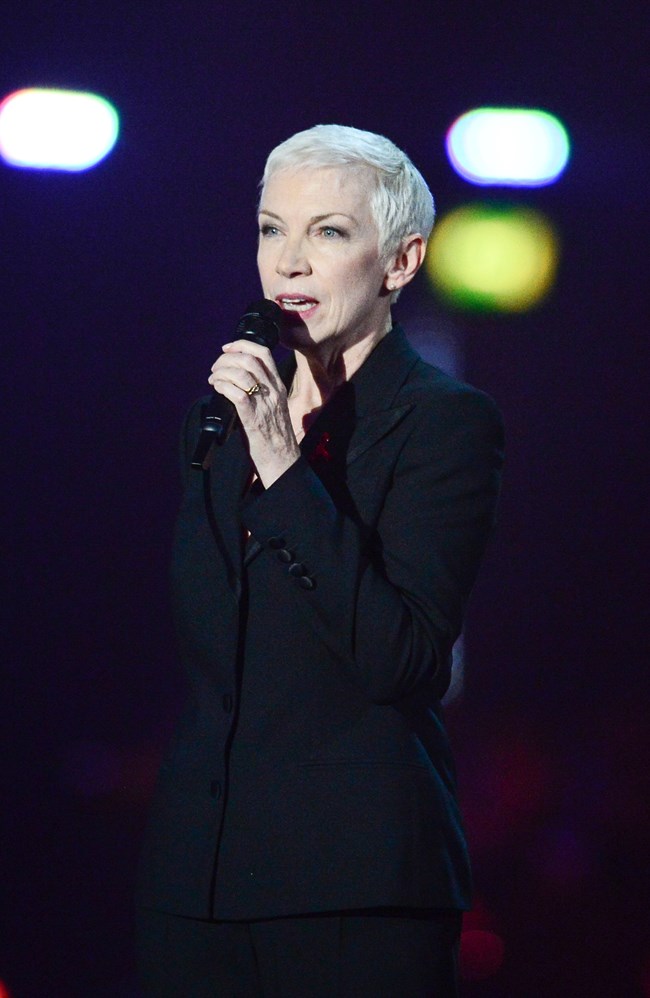 Η Άννι Λένοξ: είναι περήφανη για το πρώτο της τατουάζ στα 67 της χρόνια!