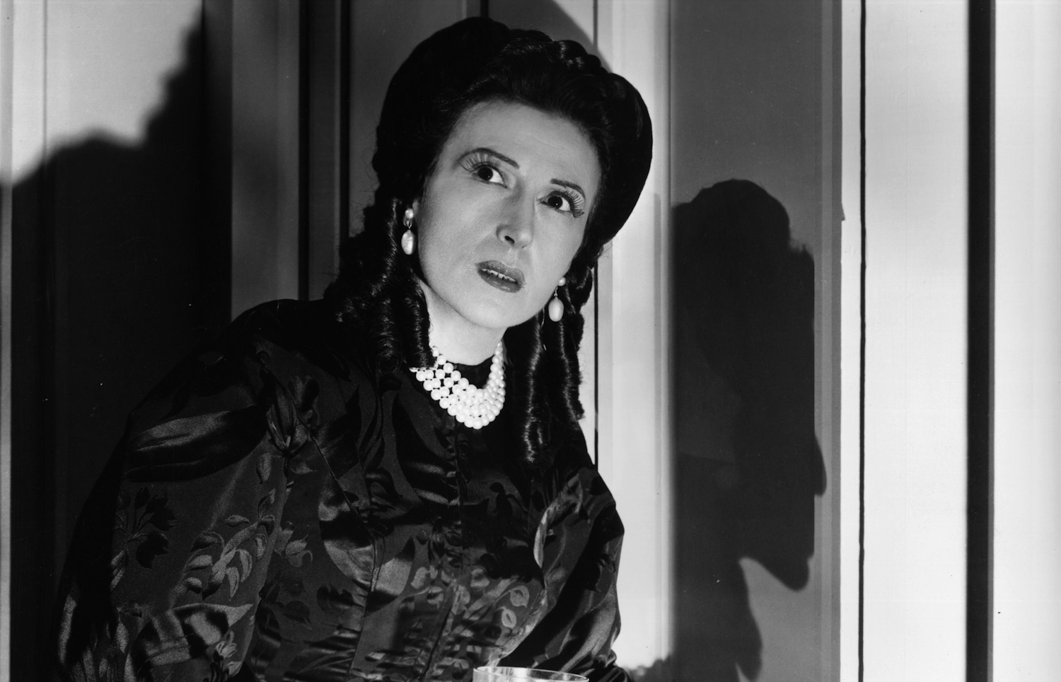 Κατίνα Παξινού - Αλέξης Μινωτής: Αγκαλιά στη βεράντα του σπιτιού τους στο Λος Άντζελες τη δεκαετία του '40