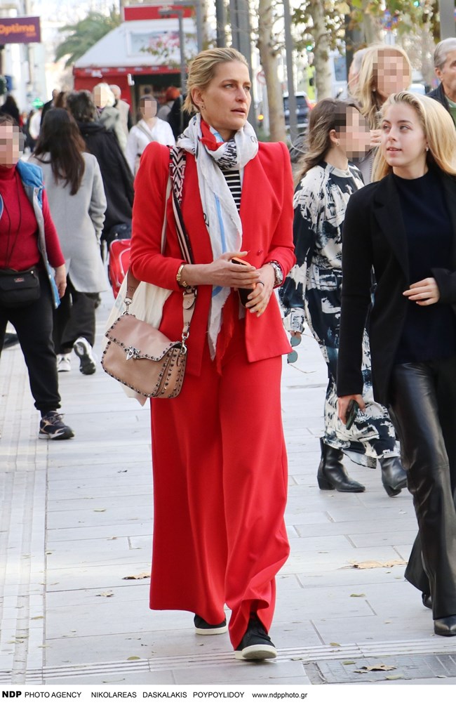 Η Τατιάνα Μπλάτνικ φόρεσε το κόκκινο κοστούμι με τον πιο φινετσάτο τρόπο