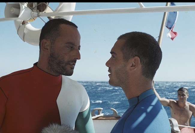 Απέραντο Γαλάζιο: Η θρυλική ταινία που μας μύησε στην απύθμενη αγάπη για τον βυθό και τα πλάσματά του