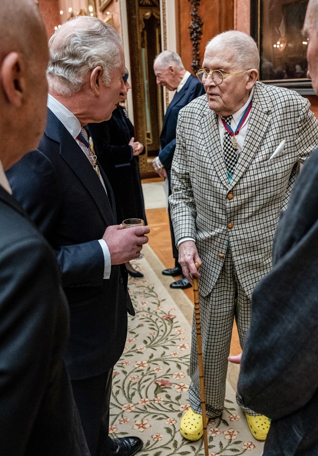 Ντέιβιντ Χόκνεϊ: Ο πιο ακριβοπληρωμένος εν ζωή καλλιτέχνης στα 87 του, είναι ένα αληθινό Style icon