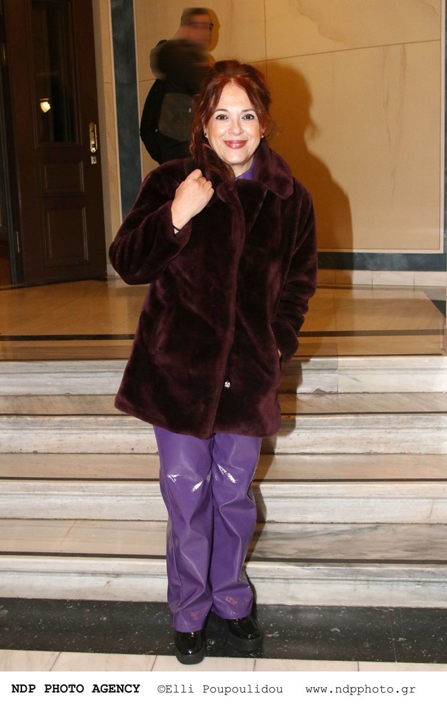 Η τολμηρή εμφάνιση της Ελένης Ράντου με total vinyl outfit και μπορντό γούνα
