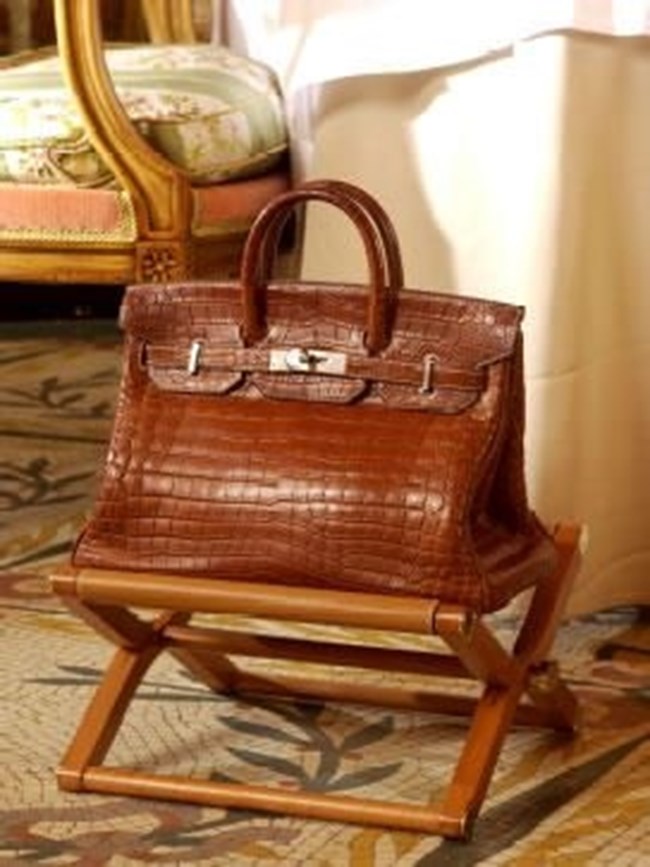 "Ένα τραπέζι για δύο άτομα και ένα σκαμπό για την επώνυμη τσάντα μου,παρακαλώ"