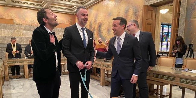 Αύγουστος Κορτώ: Παντρεύτηκε τον σύντροφό του- "Η βέρα κι η καρδιά μου γράφουν τ’ όνομά σου"