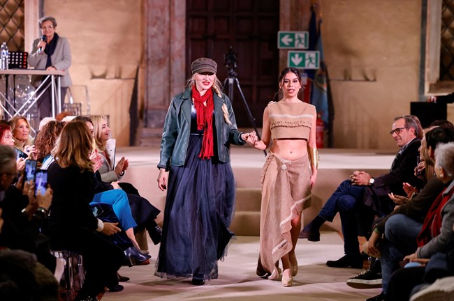 Η συγκινητική επίδειξη μόδας με κοσμήματα και ρούχα που σχεδίασαν πρόσφυγες