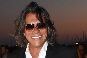 30 χρόνια πριν: Η φωτογραφία του Ηλία Ψινάκη που "πάγωσε" τον χρόνο - η παρέα που έγραφε ιστορία χωρίς να το ξέρει