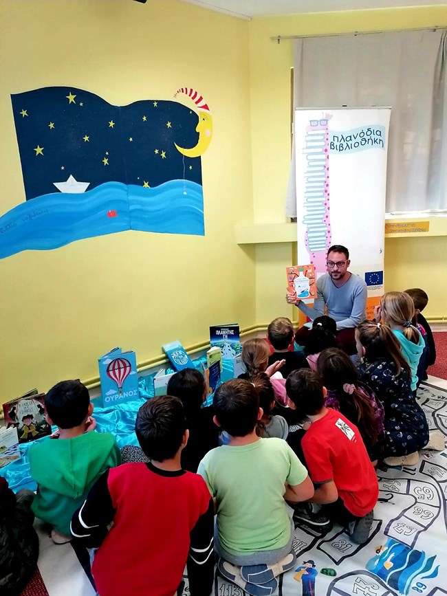 Mια διαφορετική βιβλιοθήκη που έχει σχοινιά με απλωμένα βιβλία αντί για ράφια