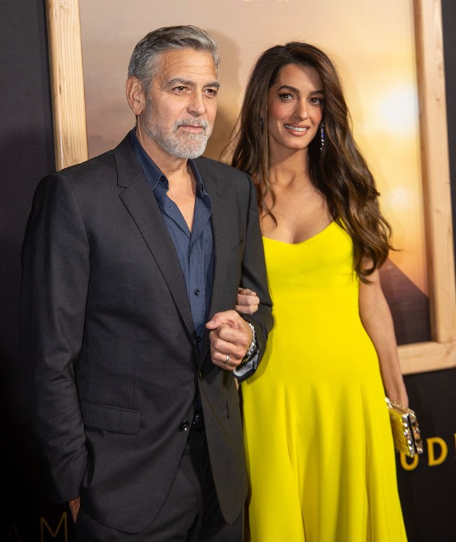  H Αμάλ Αλαμουντίν δεν χρειάζεται πολλά για να εντυπωσιάσει: Ένα φόρεμα Donatella Versace...αρκεί