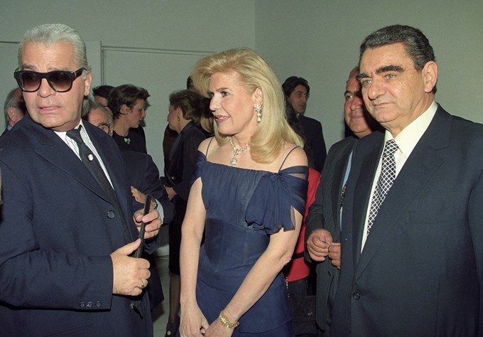 Έτος 1994: Βαρδής και Μαριάννα Βαρδινογιάννη υποδέχονται τον Καρλ Λάγκερφελντ στην Αθήνα