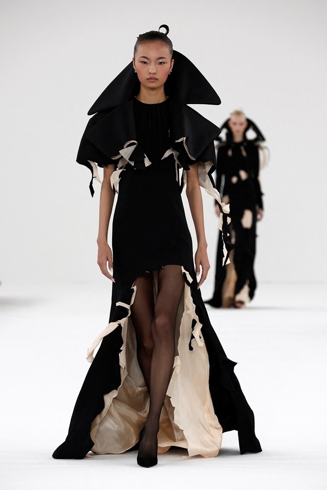 Viktor & Rolf: Αυθάδεις και σαγηνευτικοί στην επίδειξη Υψηλής Ραπτικής στο Παρίσι