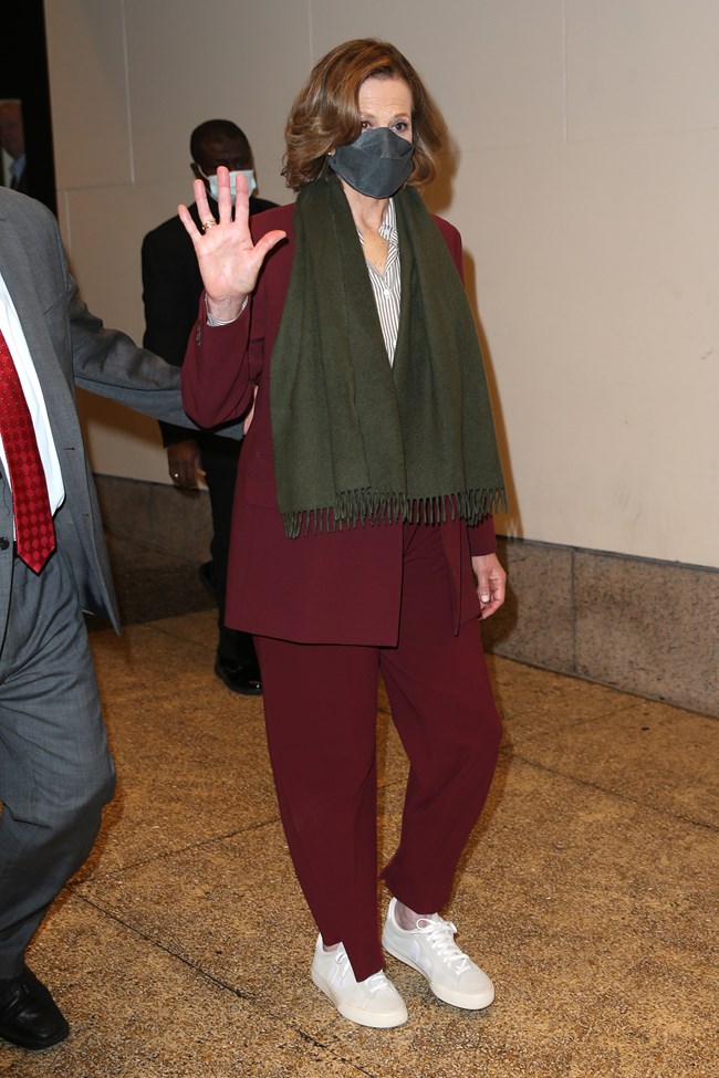 Η Σιγκούρνι Γουίβερ μας δείχνει πως τα sneakers φοριούνται σε κάθε ηλικία