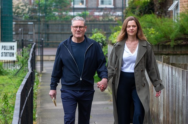 Λαίδη Βικτόρια Στάρμερ: Ποια είναι η νέα Πρώτη Κυρία της Βρετανίας;