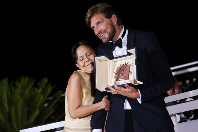 Φεστιβάλ Καννών | Ο Χρυσός Φοίνικας στο Triangle of sadness - Η ελληνική συμπαραγωγή που γυρίστηκε στην Εύβοια