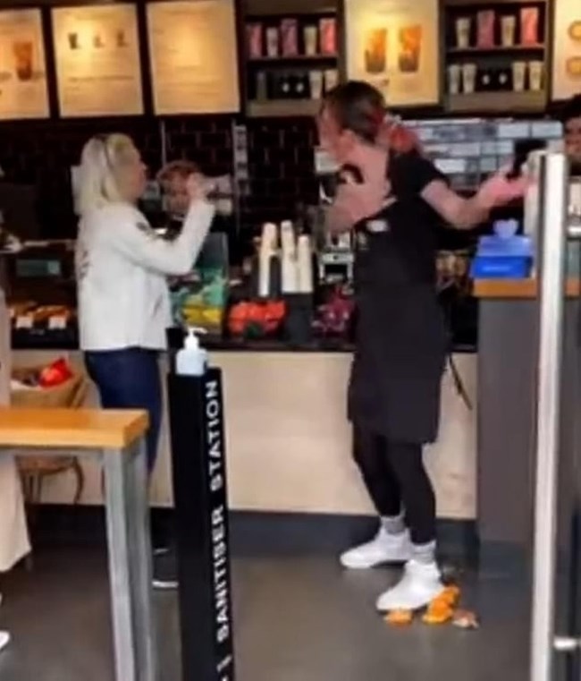 " Είσαι τρανσφοβική, βγες έξω" Υπάλληλος στα Starbukcs γίνεται viral μετά από καβγά