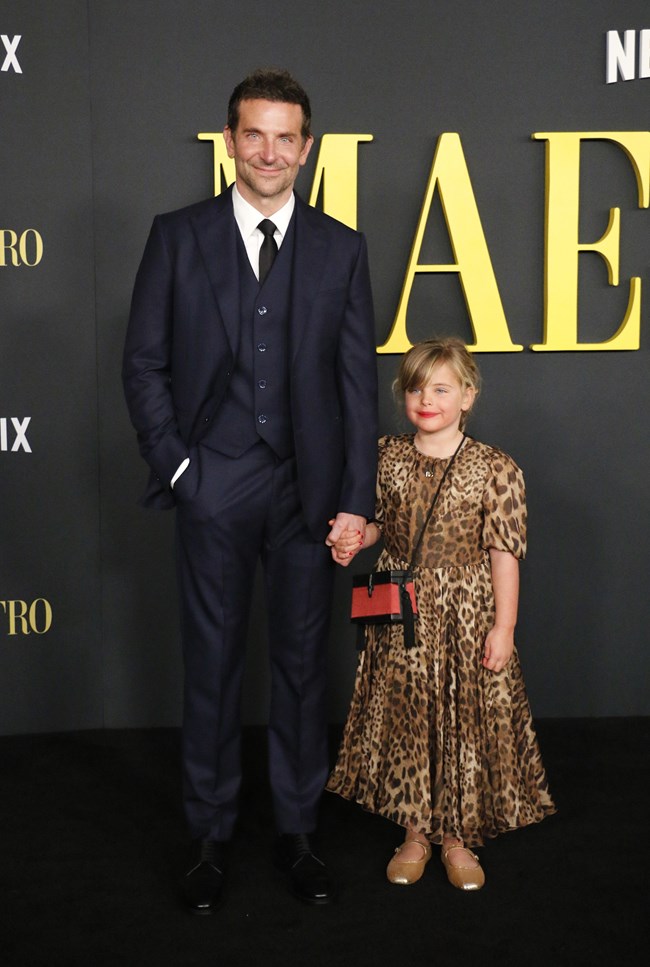 Μπράντλεϊ Κούπερ: Μπαμπάς και κόρη χέρι χέρι στην μεγάλη πρεμιέρα της ταινίας του " Maestro".