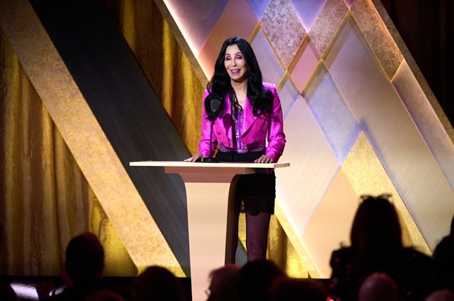 Η Σερ προτείνει πώς να φορέσετε την μαύρη μίνι φούστα ακόμα και μετά τα 70