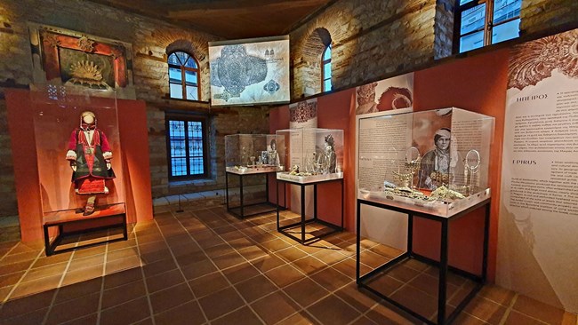 Δράμα: Αφιερωμένη στην ιστορία του κοσμήματος η νέα έκθεση του μουσείου Μπενάκη στον χώρο πολιτισμού "Σαντιρβάν"