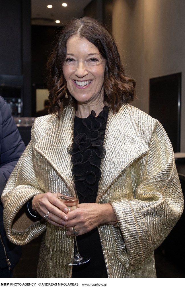 H Βικτόρια Χίσλοπ φόρεσε το χρυσό πανωφόρι που θα αναβαθμίσει όλα τα βραδινά σου look