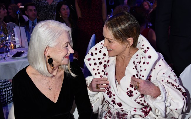 Η 65χρονη Σάρον Στόουν με την 78χρονη Έλεν Μίρεν σε μια "συνάντηση κορυφής"