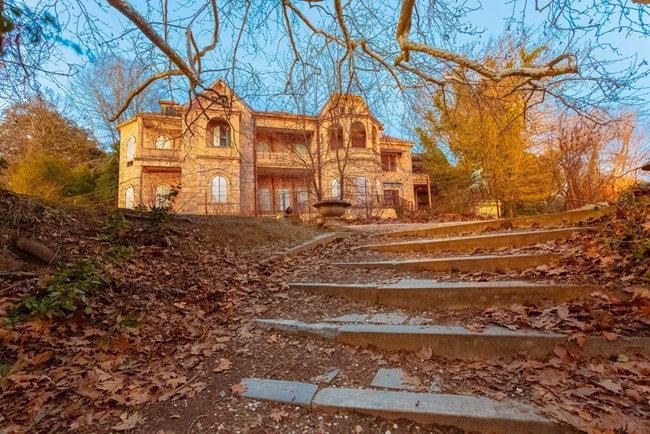 Στα άδυτα του ελληνικού ανακτόρου: Τι κρύβεται πίσω από τους μισογκρεμισμένους τοίχους του Τατοΐου;