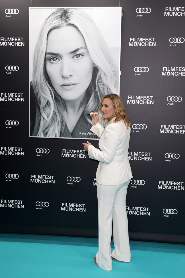 Κέιτ Γουίνσλετ, Λευκό κοστούμι, Λι Μίλερ