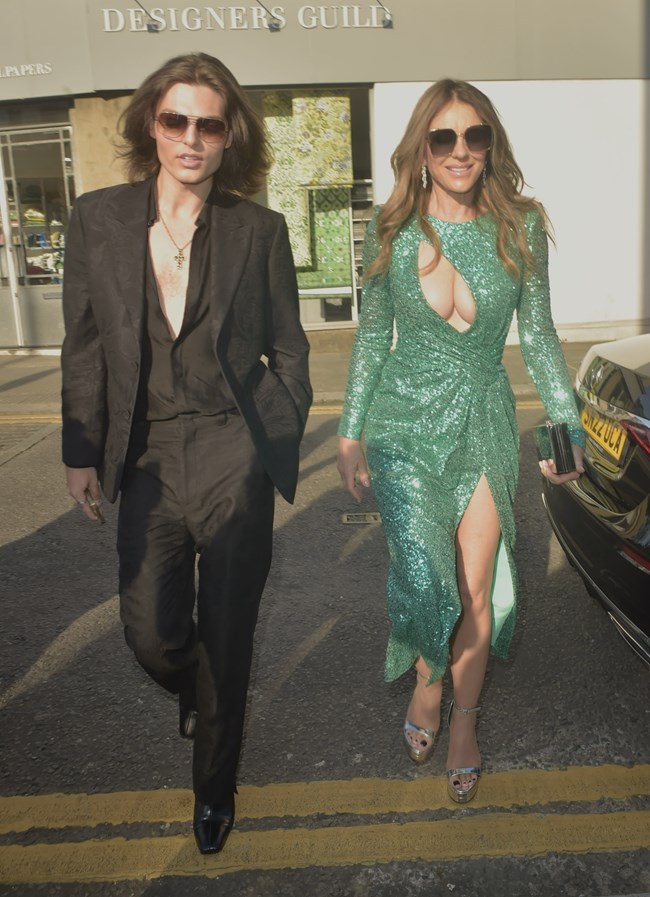 Η Ελίζαμπεθ Χάρλεϊ παρέα με τους πρώην της και τον γιο της