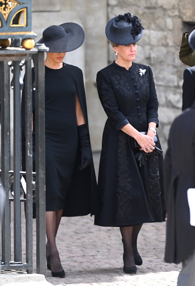 Κόμισσα του Γουέσεξ: Το κρυφό μήνυμα στο μαύρο φόρεμά της προς τιμήν της βασίλισσας Ελισάβετ