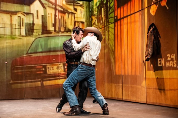 "Φέρτε τα παιδιά σας στο Brokeback Mountain, μην φοβάστε, δεν θα γίνουν καουμποϊζ": Ο νέος πόλεμος ανάμεσα σε ομοφυλολάτρες και ομοφοβικούς