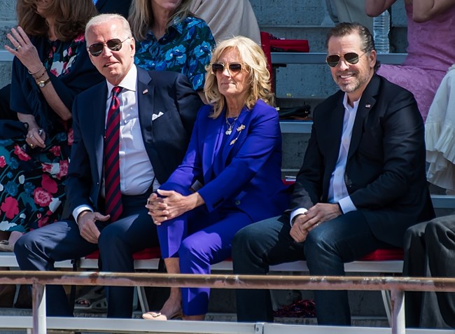 Ο γιος του Τζο Μπάιντεν σε νέο σκάνδαλο με γυμνές φωτογραφίες και ναρκωτικά