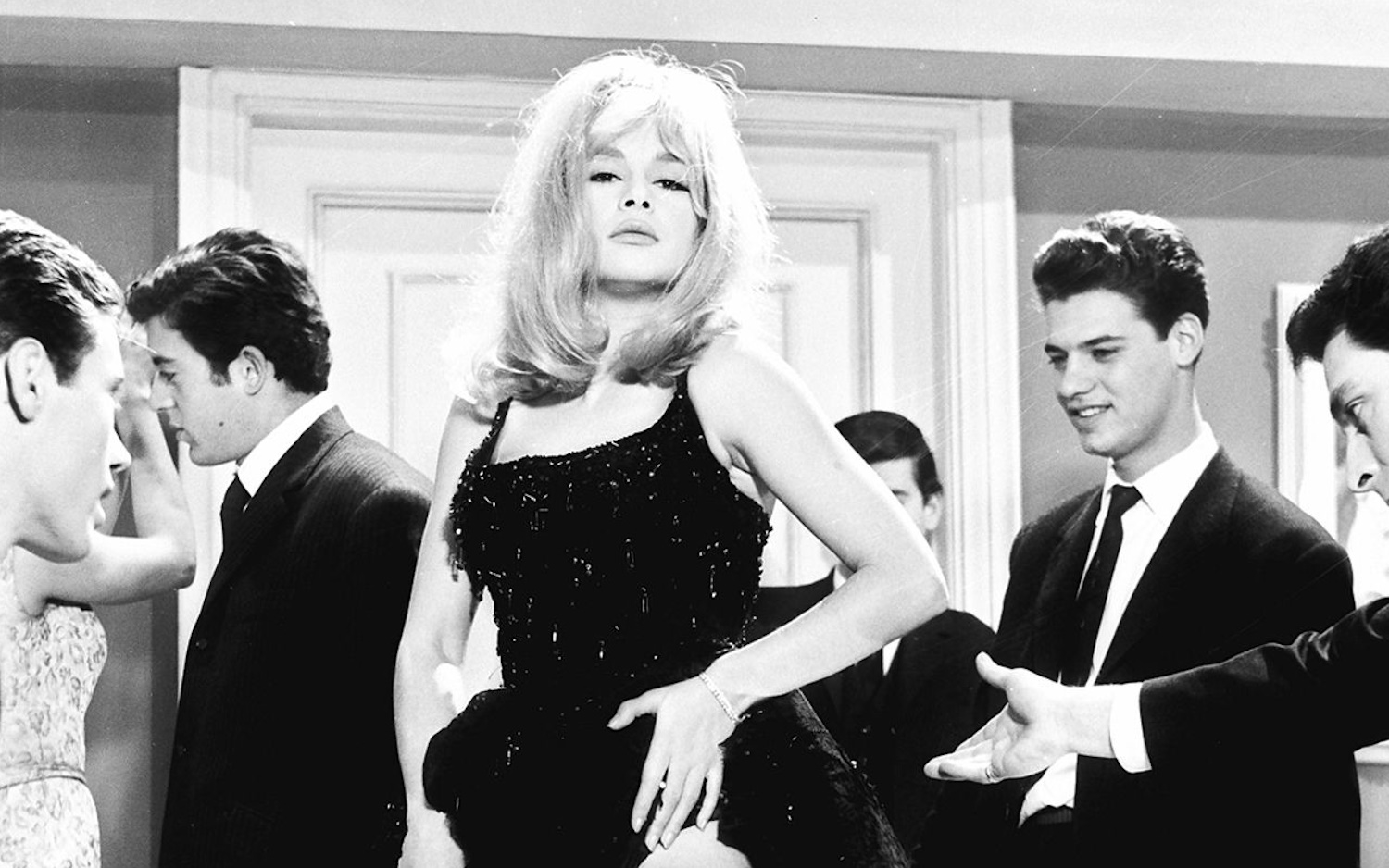 Αλίκη Βουγιουκλάκη: Με old money χτένισμα στο Παρίσι στα μέσα της δεκαετίας του '60