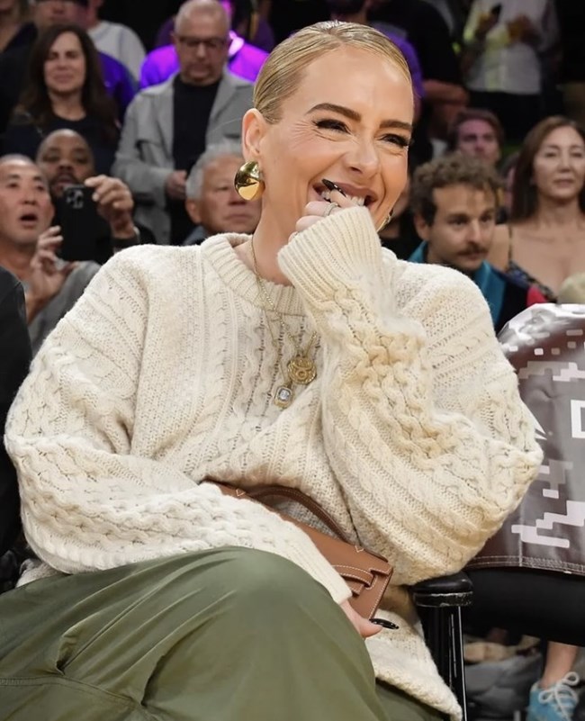 Αντέλ: Βέρα στο αριστερό και χαμόγελα στο γήπεδο