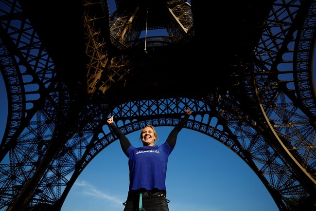 Ανούκ Γκαρνιέ: Η γυναίκα που κατέρριψε το παγκόσμιο ρεκόρ αναρρίχησης, σκαρφαλώνοντας στον Πύργο του Άιφελ