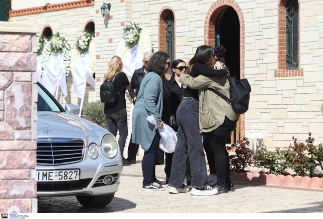 Θρήνος στην κηδεία της 28χρονης Κυριακής: Λύγισαν όλοι όταν την είδαν ντυμένη νύφη και με λευκό στεφάνι