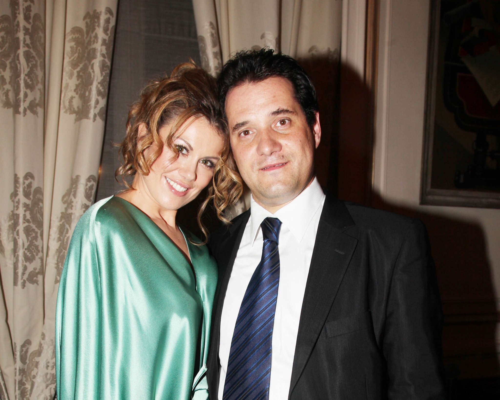 32 χρόνια πριν: Βίκυ Καγιά και Σάκης Ρουβάς ποζάρουν αγκαλιά - Εκείνος ήταν 20 κι εκείνη 14