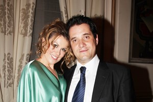 32 χρόνια πριν: Βίκυ Καγιά και Σάκης Ρουβάς ποζάρουν αγκαλιά - Εκείνος ήταν 20 κι εκείνη 14