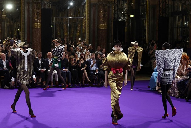 Η πολύχρωμη παιδική χαρά της Haute Couture των Viktor & Rolf αποδεικνύει πως η Μόδα τρέφεται από την έμπνευση