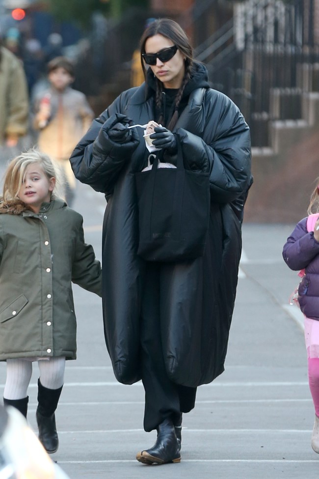 Ιρίνα Σάικ: 6 φορές που ζηλέψαμε το άψογο στυλ της με puffer jacket