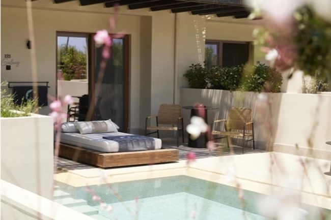 Dopamine travel: Η νέα εμπειρία στον τουρισμό με τις Mindfull Weeks σε Μύκονο και Χανιά