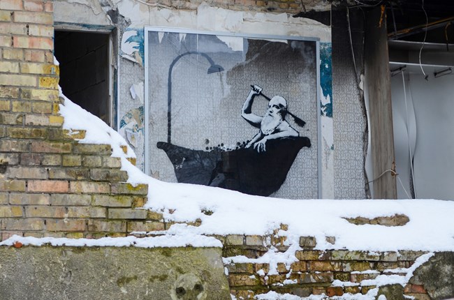Συγκινούν οι νέες τοιχογραφίες του Bansky στην Ουκρανία