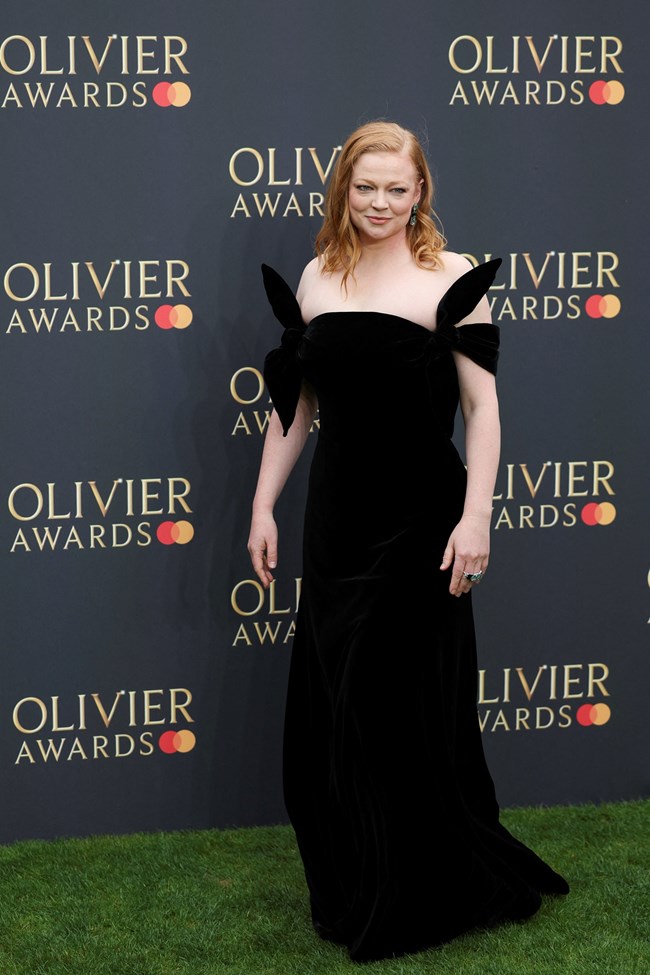 Σάρα Σνουκ "έκλεψε" το βραβείο Olivier 2024 από τη Σάρα Τζέσικα Πάρκερ και εντυπωσίασε με την κομψή της εμφάνιση